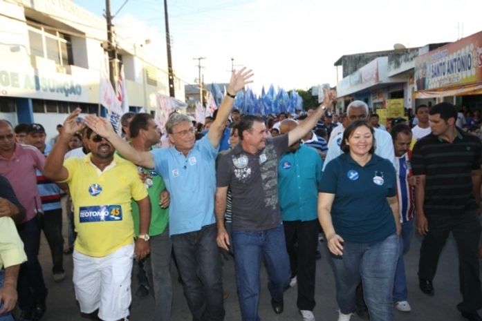 Téo e Cicero Almeida fazem caminhada no Benedito Bentes