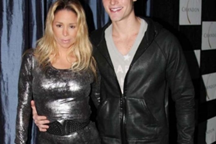 Namoro de Danielle Winits e Jonatas Faro passa pela primeira crise