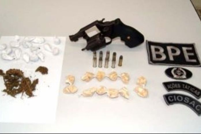 BPE apreende arma e drogas no bairro do Jacintinho