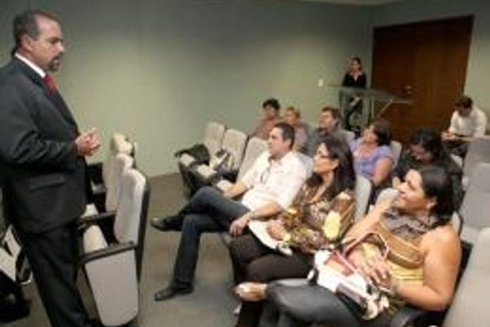 Juiz João Dirceu durante solenidade de entrega de computadores a cartórios