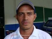 Técnico Lino chora após a eliminação do CSA