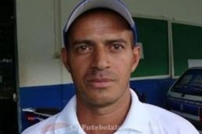 Técnico Lino chora após a eliminação do CSA