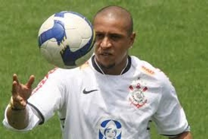 Roberto Carlos ironiza gramado e vê Engenhão como campo neutro