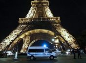 A torre Eiffel, em Paris, esvaziada após uma ameaça de bomba 