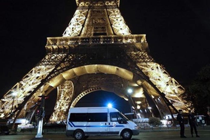 A torre Eiffel, em Paris, esvaziada após uma ameaça de bomba