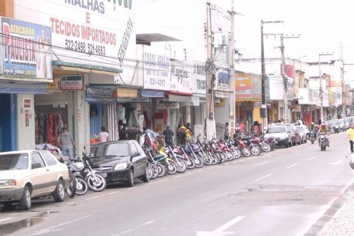 Comércio de Arapiraca abre no feriado e revolta comerciários