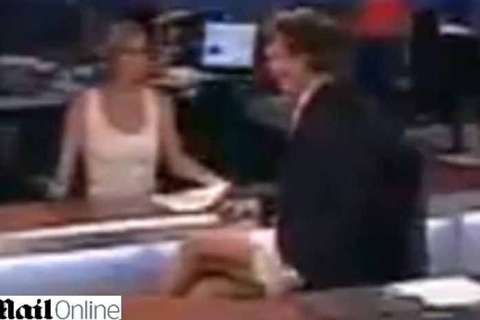 Jornalista se esquece de vestir a calça antes de apresentar jornal