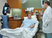 Robô facilita atendimento remoto a pacientes de AVC em clínica nos EUA