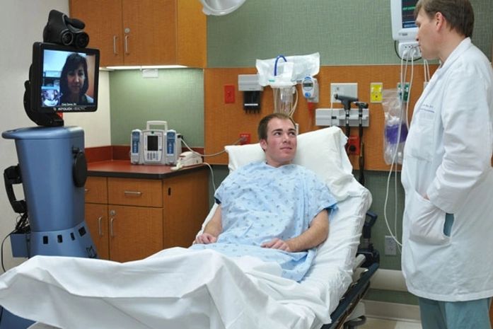 Robô facilita atendimento remoto a pacientes de AVC em clínica nos EUA