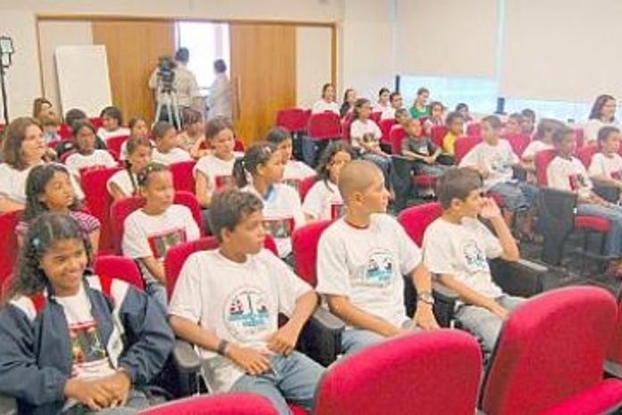Alunos da rede municipal vão ao auditório do TRT