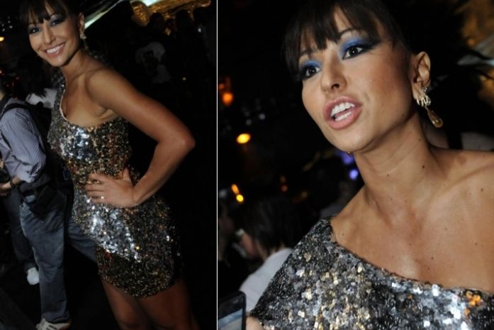 Sabrina muda radicalmente e aparece morena