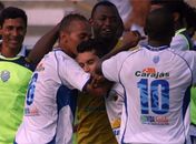 Jogadores comemoram o gol de Everlan 