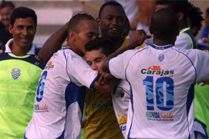 Jogadores comemoram o gol de Everlan