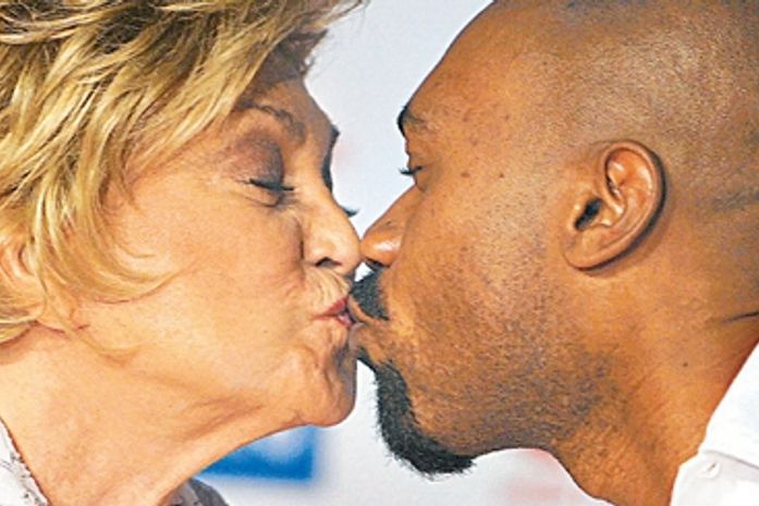 Hebe dá selinho em MV Bill depois de visita em favela