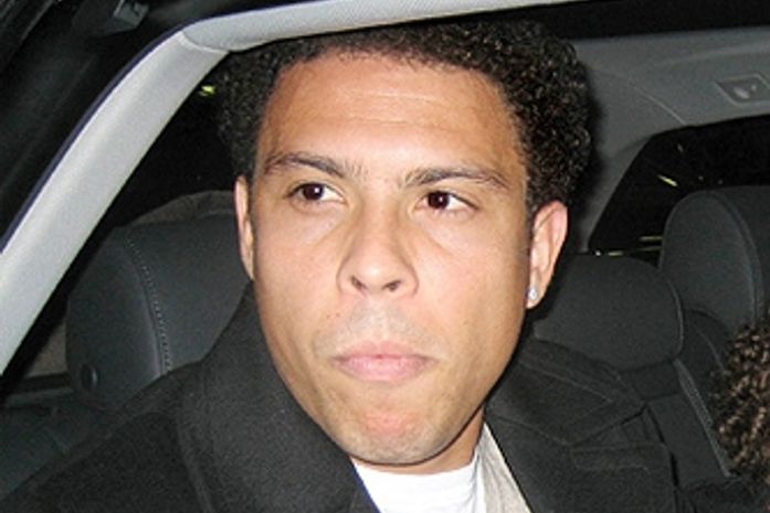 Ronaldo comemora 34 anos ao lado de amigos famosos