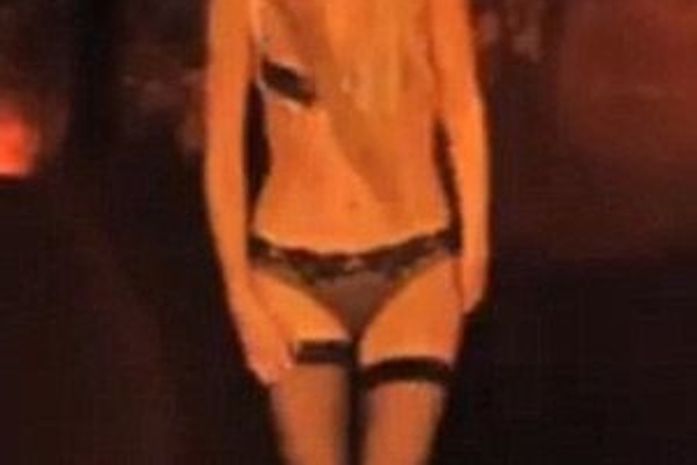 Aos 17 anos, Taylor Momsen tira a roupa em videoclipe