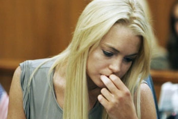 No Twitter, Lindsay Lohan admite ter usado drogas após deixar reabilitação