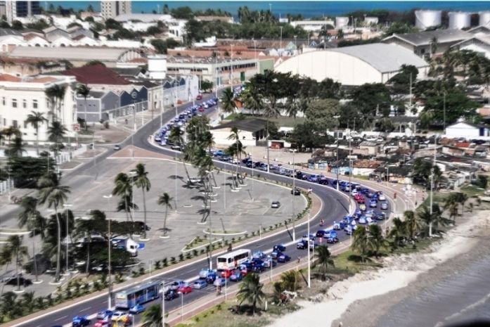 Teotônio Vilela Filho faz carreata com 10 mil carros em Maceió