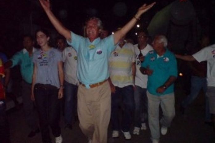Collor faz caminhada junto a prefeito na cidade do Pilar