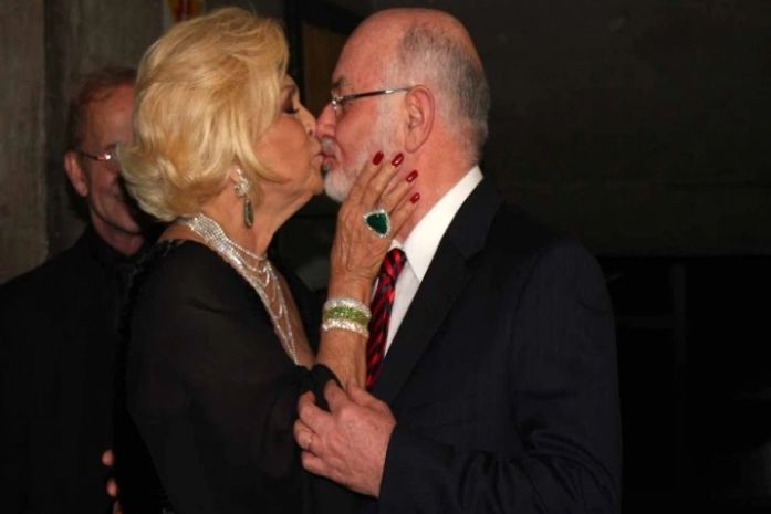 Em festa, Hebe dá selinho em autor da novela Passione