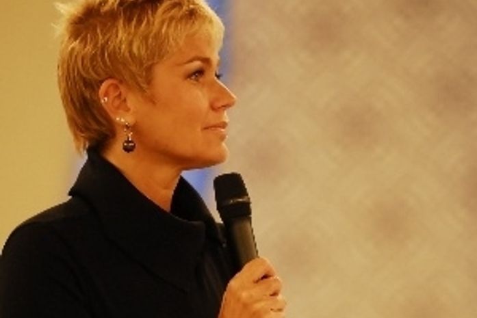 Twitter: Xuxa dá o troco e manda recado ao diretor Wolf Maya