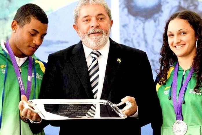 Lula assina MP para acelerar o ritmo de crescimento do esporte até 2016