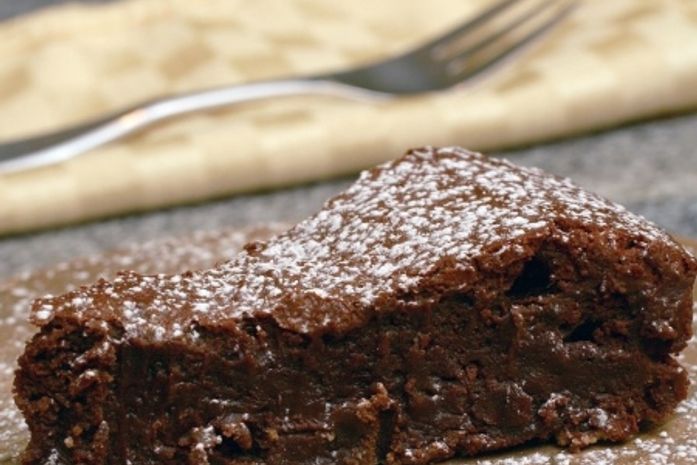 Carolina Ferraz revela segredo de bolo de chocolate
