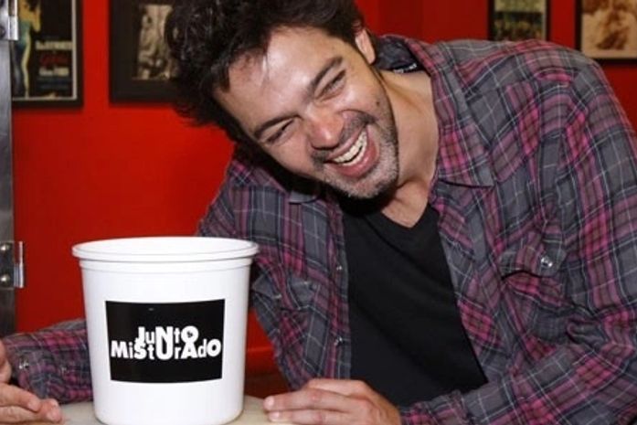 Após fim de namoro, Mazzeo é visto aos beijos com morena