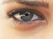 Técnica de massagem ajuda a reduzir as olheiras