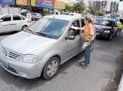 Agentes da SMTT entregam panfleto com orientações sobre trânsito 