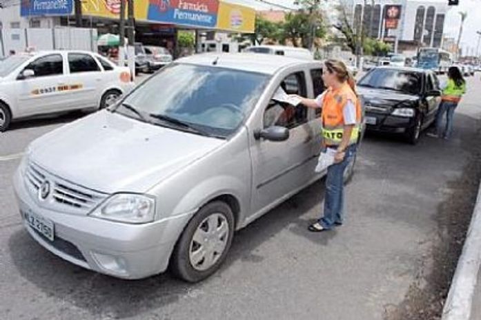 Agentes da SMTT entregam panfleto com orientações sobre trânsito