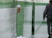Guarda faz ronda pelos corredores da prisão de Evin, em Teerã