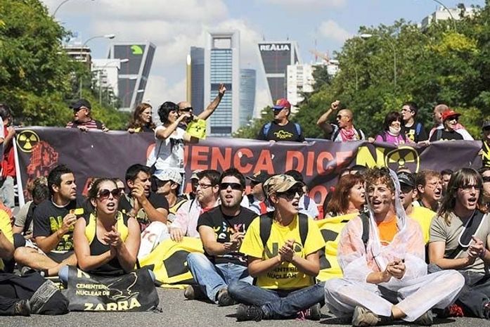 Centenas protestam contra cemitério nuclear em Madri