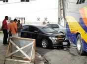 Colisão entre carro e ônibus deixa trânsito lento no Jaraguá