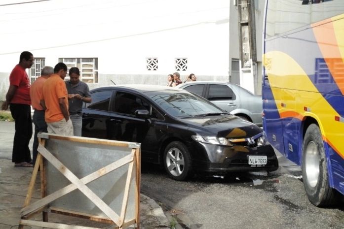 Colisão entre carro e ônibus deixa trânsito lento no Jaraguá