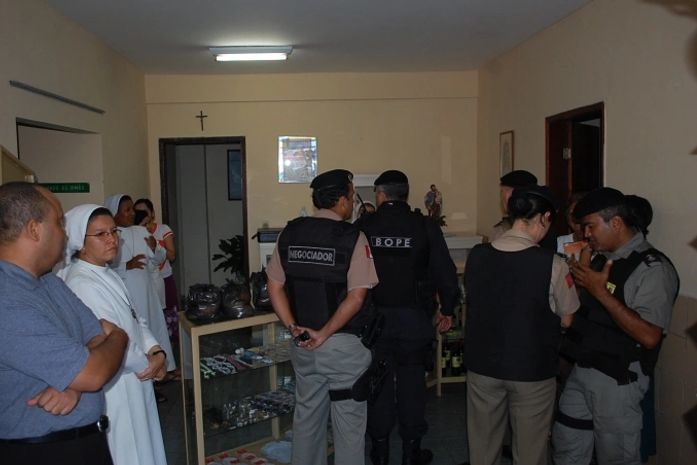 Quatro criminosos invadem convento e fazem freiras reféns na Santa Amélia