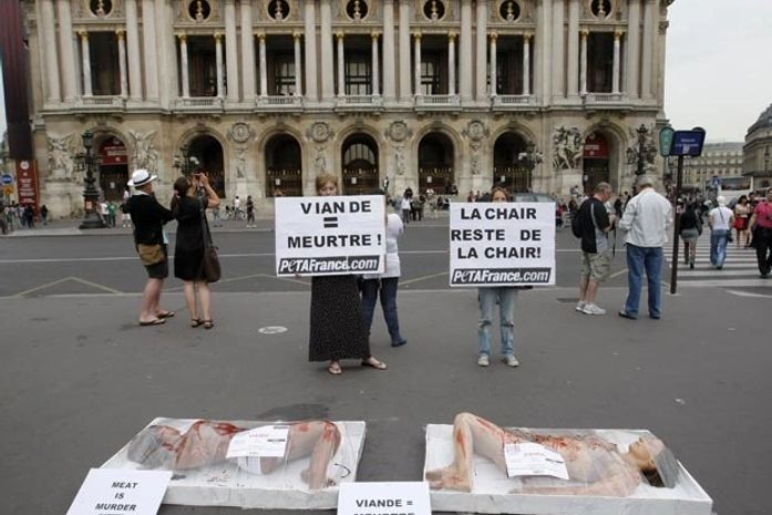 Ativistas viram carne embalada em protesto vegetariano em Paris
