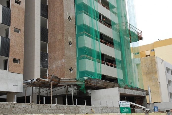 Princípio de incêndio em obra na Ponta Verde mobiliza Corpo de Bombeiros