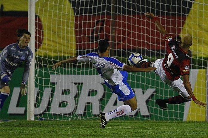 Vitória ganha bem do Avaí em casa e sobe para a 10ª