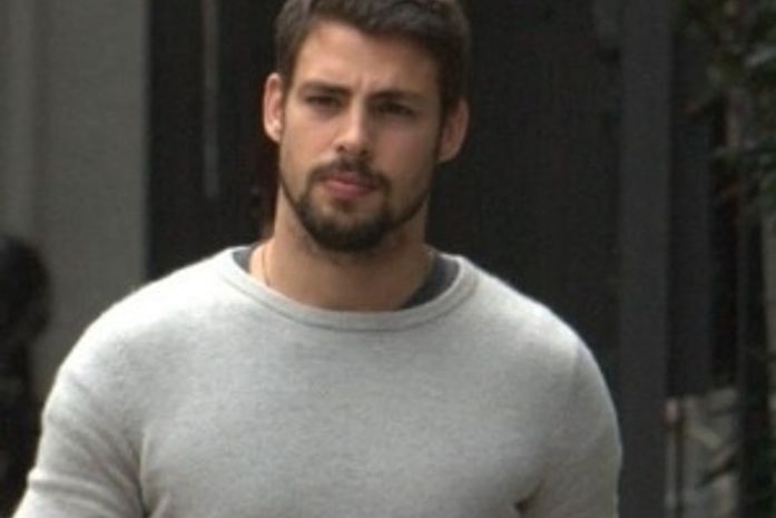 Cauã Reymond vai precisar usar muletas após cirurgia