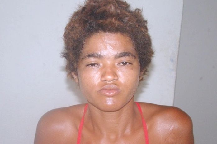 Moradora de rua invade lanchonete com uma faca e acaba presa