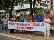 Funcionários estão concentrado em frente  ao surpemercado 
