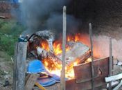 Brincadeira de criança acaba causando incêndio e destrói veículo