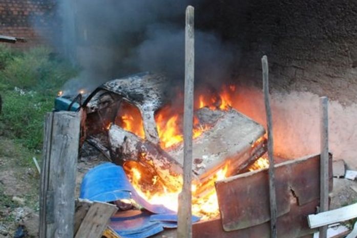 Brincadeira de criança acaba causando incêndio e destrói veículo