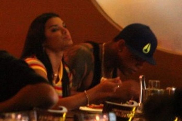 Dançarina se promove às custas de Léo do Parangolé