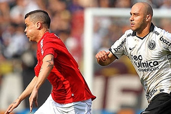 Num jogo emocionante, Colorado vence e tira o Timão da liderança