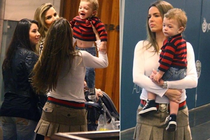 Ex de Dado Dolabella se diverte com o filho em shopping