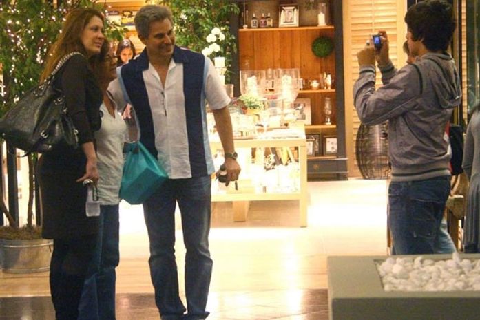 Claudia Raia e Edson Celulari curtem o dia com os filhos