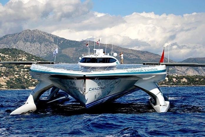 Maior barco a energia solar inicia volta ao mundo