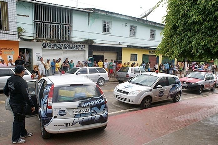 Policiais civis no centro da cidade de Santana do Mundaú 